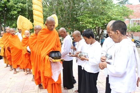 Độc đáo lễ Sen Đôn - Ta của đồng bào Khmer Nam bộ - 6 Phật tử xếp hàng quanh chủa để làm lễ dâng cơm cho các sư
