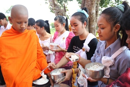 Độc đáo lễ Sen Đôn - Ta của đồng bào Khmer Nam bộ - 7 Thiếu nữ ăn mặc chỉnh tề làm lễ dâng cơm