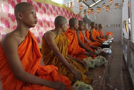 Độc đáo lễ Sen Đôn - Ta của đồng bào Khmer Nam bộ - 8 Những vị sư xếp hàng chuẩn bị tụng kinh cầu nguyện trong ngày lễ Sen Đôn - Ta
