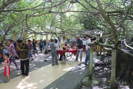 Ngày lễ, tết có nhiều khách du lịch đến đây cúng, viếng