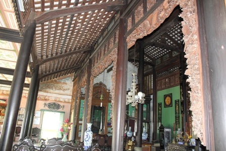 Hệ thống cột, kèo, trần nhà đều bằng gỗ quý hiếm