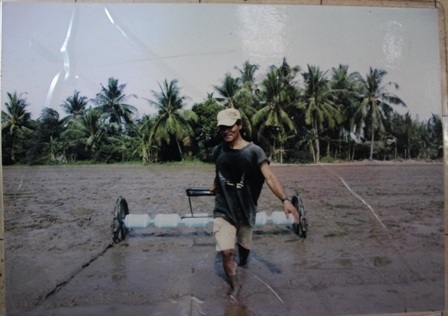 Gặp "hai lúa" xuất ngoại làm... "chuyên gia" - 3 Nông dân áp dụng khoa học kỹ thuật trong sạ hàng