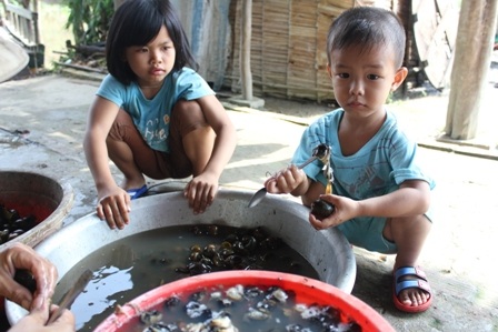 Công việc nhẹ nhàng nên trẻ em cũng có thể phụ giúp