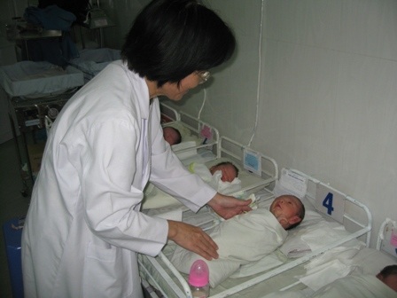 Bé gái sơ sinh bị bỏ rơi được đưa vào bệnh viện