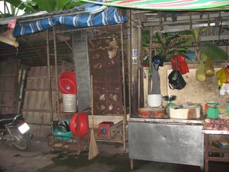 Sạp bán tạp hóa giữa chợ nơi bé sơ sinh bị bỏ rơi