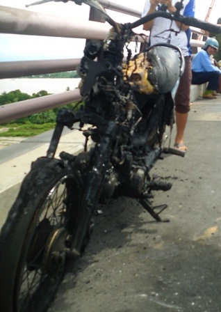 Chiếc xe bị cháy rụi hoàn toàn