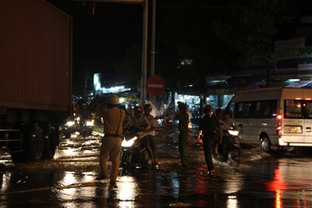 Cảnh sát giao thông tổ chức phân luồng giao thông ở nút giao Nguyễn Văn Linh - Ba Tháng Hai