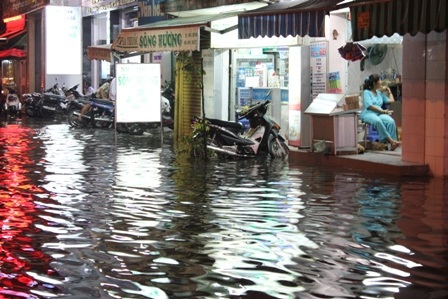 Các cửa hàng trên Đại Lộ Hoà Bình rất vắng khách do nước ngập sâu