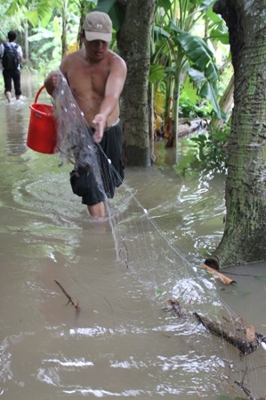 Người dân chặn bắt cá thoát ra ngoài