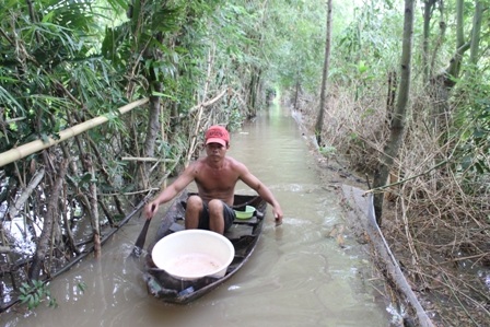 Đường giao thông giờ chỉ được đi lại bằng xuồng