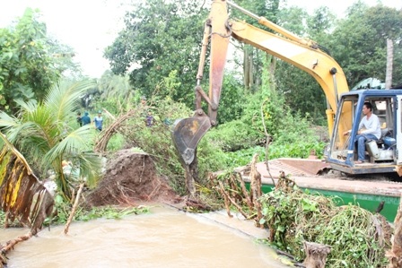 Sử dụng máy cơ giới để khắc phục sự cố vỡ đê