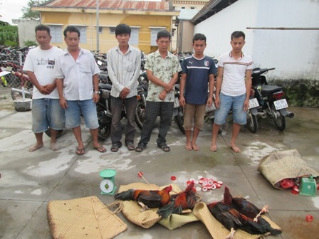 Các đối tượng đánh bạc bị cơ quan chức năng lập biên bản xử lý