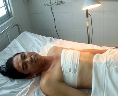 Cưỡng chế thi hành án, chấp hành viên bị đâm trọng thương - 1 Ông Quang đang điều trị tại bệnh viện (ảnh: Công an Vĩnh Long)