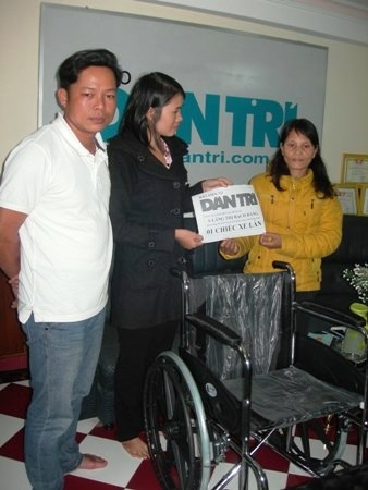 Cô bé Cơ Tu được nhận chiếc xe lăn - 1