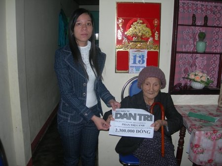 Quà nhân ái tiếp tục đến với cụ bà bán vé số dạo - 1