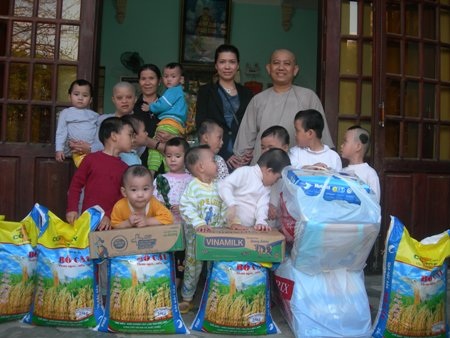 Bạn đọc trao quà đến trẻ mồ côi chùa Quan Châu  - 1