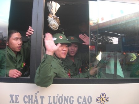 Hàng nghìn thanh niên hăng hái lên đường nhập ngũ - 9