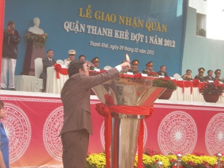 Hàng nghìn thanh niên hăng hái lên đường nhập ngũ - 3