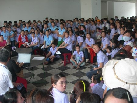 Công nhân công ty may mặc Ba Sao đình công vì bị hạ mức lương