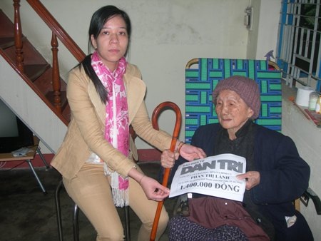 Quà nhân ái tiếp tục đến với ông lão nhặt rác và cụ bà bán vé số dạo - 2