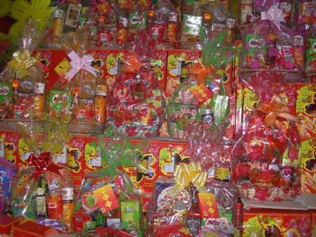 Ngợp mắt với... giỏ quà Tết - 1