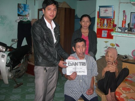 Quà nhân ái tiếp tục đến với ông lão nhặt rác và cụ bà bán vé số dạo - 1