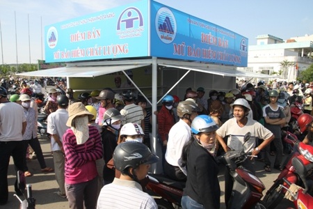 Hàng trăm người chen lấn đổi mũ bảo hiểm