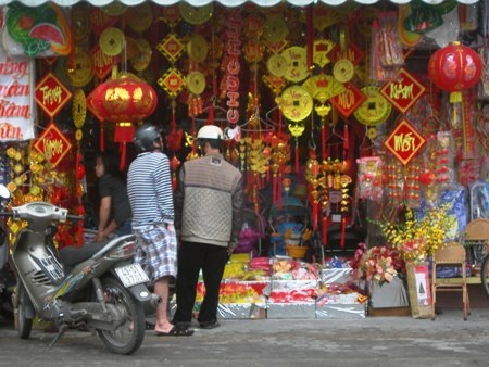 Rộn ràng hàng trang trí Tết - 1