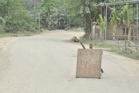 Dân dựng chướng ngại vật chặn xe chở đất - 1