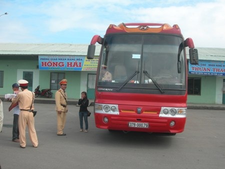 Xe khách 45 chỗ "nhồi" gần 80 người - 1