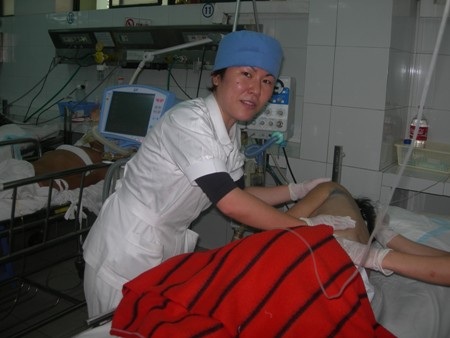 Nữ y tá Nhật tận tình chăm sóc bệnh nhân Việt Nam