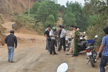 Dân dựng chướng ngại vật chặn xe chở đất - 2