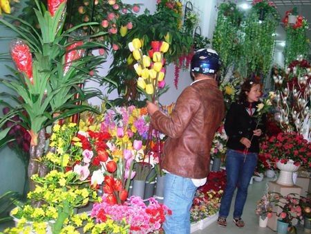 Hoa giả hối hả vào mùa Tết  - 1