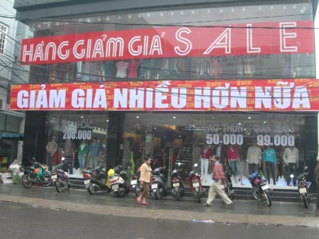 Siêu thị, shop ồ ạt xả hàng, giảm giá cuối năm  - 2