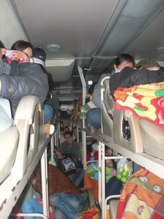 Xe khách 45 chỗ "nhồi" gần 80 người - 3
