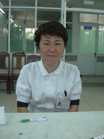 Nữ y tá Nhật tận tình chăm sóc bệnh nhân Việt Nam