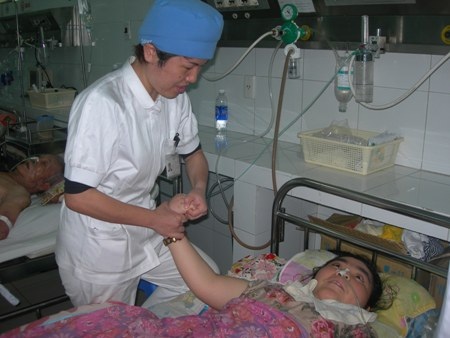 Nữ y tá Nhật tận tình chăm sóc bệnh nhân Việt Nam