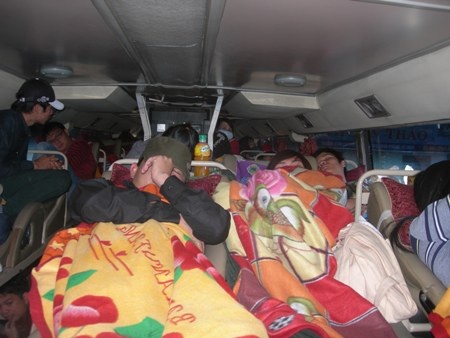 Xe khách 45 chỗ "nhồi" gần 80 người - 2