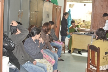 Bắt quả tang 13 con bạc đang sát phạt - 1