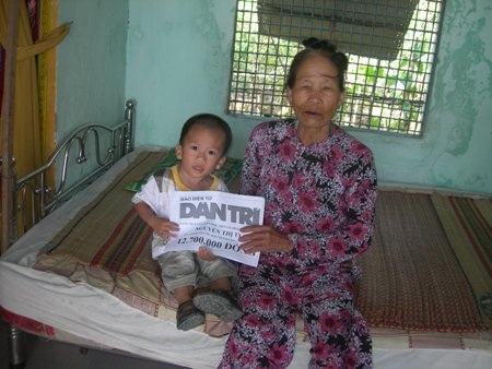 Gần 13 triệu đồng đến với hai bà cháu chạy ăn từng bữa