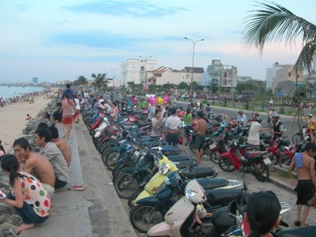 Nắng nóng 39 độ C, người dân và du khách đổ ra biển “giải nhiệt”