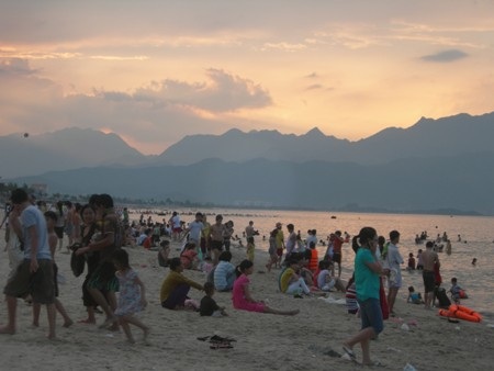 Nắng nóng 39 độ C, người dân và du khách đổ ra biển “giải nhiệt”