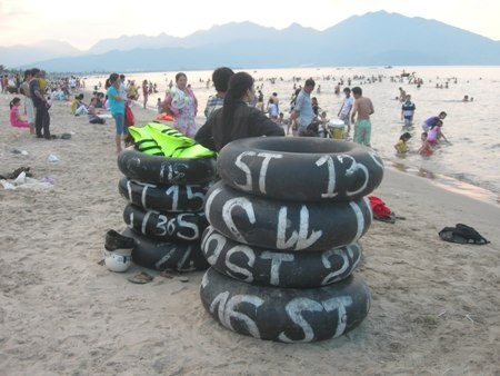 Nắng nóng 39 độ C, người dân và du khách đổ ra biển “giải nhiệt”