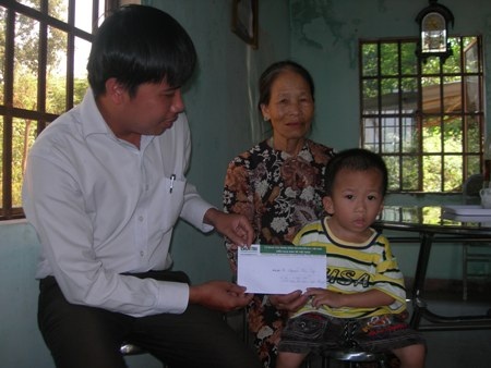 Quà nhân ái tiếp tục đến với hai bà cháu chạy ăn từng bữa