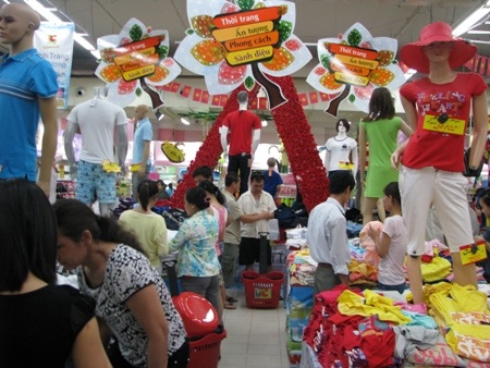 Đổ xô đi mua sắm trong dịp lễ