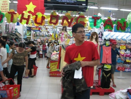 Đổ xô đi mua sắm trong dịp lễ