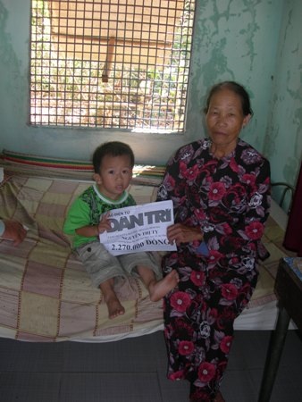 Niềm vui lại đến với hai bà cháu chạy ăn từng bữa