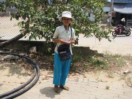 Mẹ bán vé số dạo nuôi 4 con vào đại học