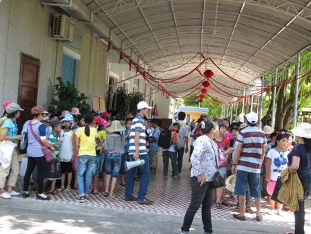 Hàng vạn lượt người vào thăm lăng Bác