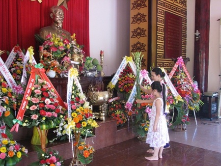 Hàng vạn lượt người vào thăm lăng Bác